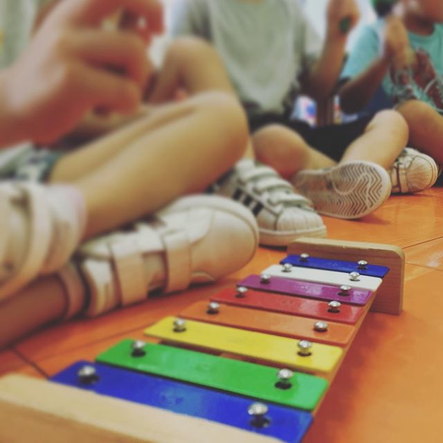 παιδιά με ξυλόφωνο