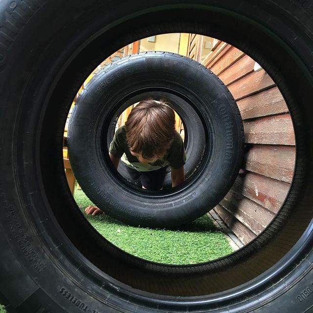 παιδιά με λάστιχα αυτοκινήτου